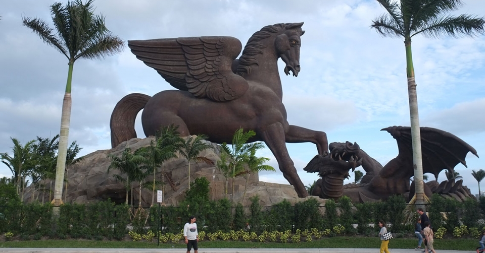 Pegasus ve dragon heykeli